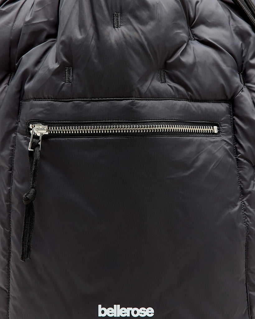 Duża, pikowana, sportowa torba Hozim Bellerose wykonana z miękkiej, tkaniny z "puchowym wypełnieniem". Wewnątrz posiada niewielką kieszonkę na najważniejsze drobiazgi i jest obszyta tkaniną w kontrastowym kolorze. Torba od góry zapinana jest za pomocą paska i karabińczyka i posiada zewnętrzną kieszeń zapinaną na zamek błyskawiczny, na której znajduje się niewielkie logo marki.