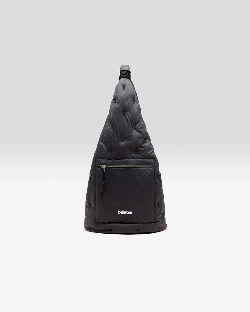 Duża, pikowana, sportowa torba Hozim Bellerose wykonana z miękkiej, tkaniny z "puchowym wypełnieniem". Wewnątrz posiada niewielką kieszonkę na najważniejsze drobiazgi i jest obszyta tkaniną w kontrastowym kolorze. Torba od góry zapinana jest za pomocą paska i karabińczyka i posiada zewnętrzną kieszeń zapinaną na zamek błyskawiczny, na której znajduje się niewielkie logo marki.