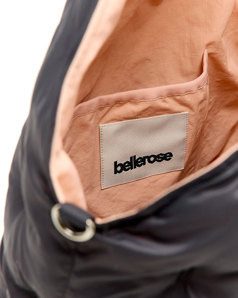 Duża, pikowana, sportowa torba Hozim Bellerose wykonana z miękkiej, tkaniny z "puchowym wypełnieniem". Wewnątrz posiada niewielką kieszonkę na najważniejsze drobiazgi i jest obszyta tkaniną w kontrastowym kolorze. Torba od góry zapinana jest za pomocą paska i karabińczyka i posiada zewnętrzną kieszeń zapinaną na zamek błyskawiczny, na której znajduje się niewielkie logo marki.