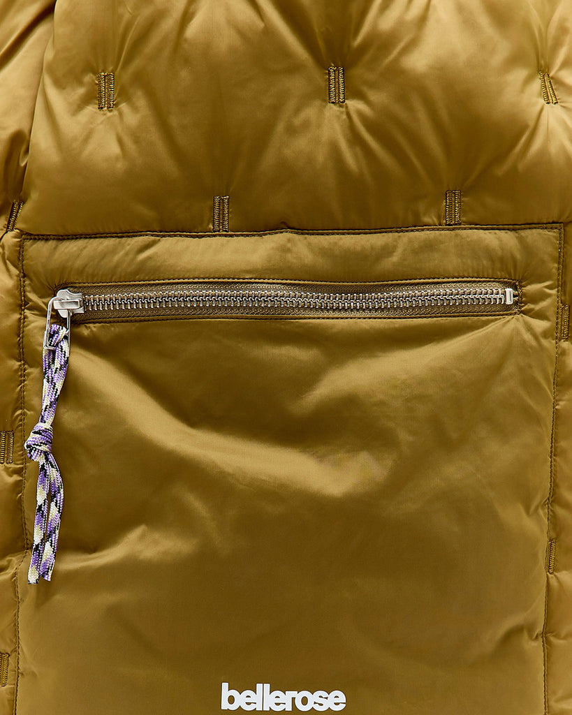 Duża, pikowana, sportowa torba Hozim Bellerose wykonana z miękkiej, tkaniny z "puchowym wypełnieniem". Wewnątrz posiada niewielką kieszonkę na najważniejsze drobiazgi i jest obszyta tkaniną w kontrastowym kolorze. Torba od góry zapinana jest za pomocą paska i karabińczyka i posiada zewnętrzną kieszeń zapinaną na zamek błyskawiczny, na której znajduje się niewielkie logo marki.