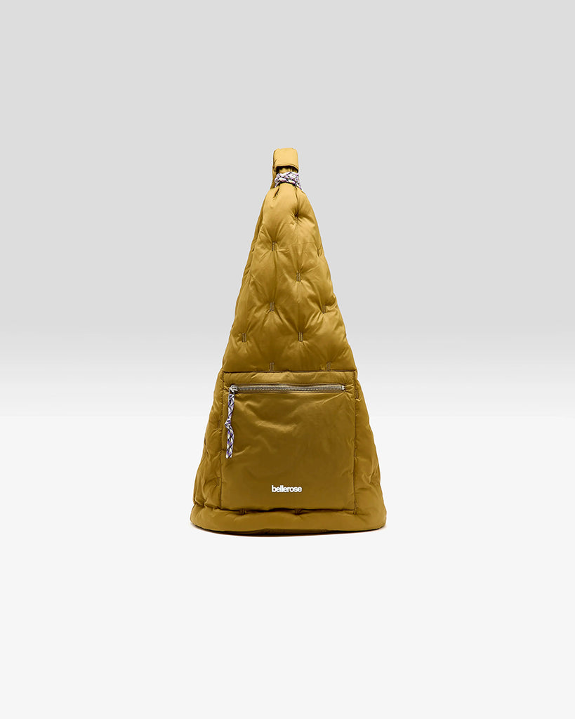 Duża, pikowana, sportowa torba Hozim Bellerose wykonana z miękkiej, tkaniny z "puchowym wypełnieniem". Wewnątrz posiada niewielką kieszonkę na najważniejsze drobiazgi i jest obszyta tkaniną w kontrastowym kolorze. Torba od góry zapinana jest za pomocą paska i karabińczyka i posiada zewnętrzną kieszeń zapinaną na zamek błyskawiczny, na której znajduje się niewielkie logo marki.