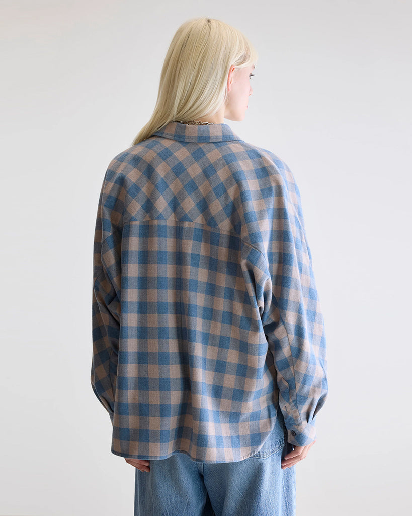 Oversizowa, krótka, flanelowa koszula w kratę Joseph Bellerose z opadającymi ramionami i szerokimi rękawami zakończonymi mankietami. Zapinana na guziki. Na lewej piersi posiada kieszonkę. 