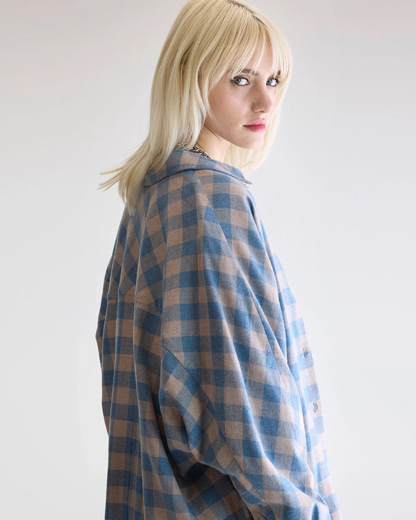 Oversizowa, krótka, flanelowa koszula w kratę Joseph Bellerose z opadającymi ramionami i szerokimi rękawami zakończonymi mankietami. Zapinana na guziki. Na lewej piersi posiada kieszonkę. 