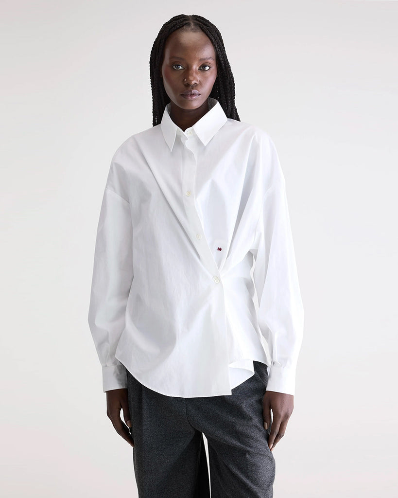 Biała, oversizowa koszula w cienkie prążki Gillian Bellerose z opadającymi ramionami i szerokimi rękawami zakończonymi wąskimi mankietami. Zapinana na guziki.