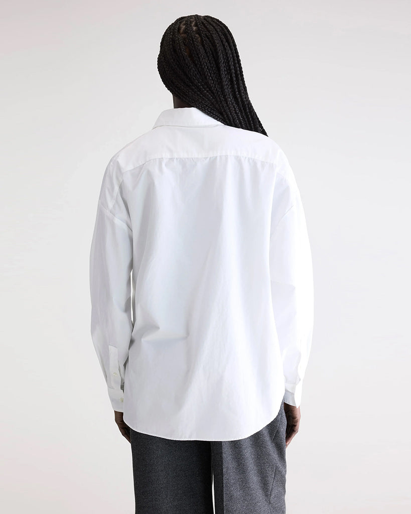 Biała, oversizowa koszula w cienkie prążki Gillian Bellerose z opadającymi ramionami i szerokimi rękawami zakończonymi wąskimi mankietami. Zapinana na guziki.