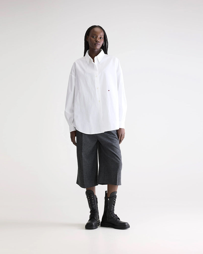 Biała, oversizowa koszula w cienkie prążki Gillian Bellerose z opadającymi ramionami i szerokimi rękawami zakończonymi wąskimi mankietami. Zapinana na guziki.