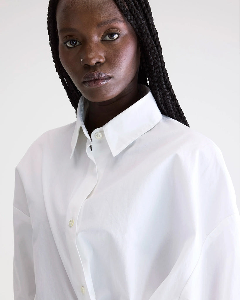 Biała, oversizowa koszula w cienkie prążki Gillian Bellerose z opadającymi ramionami i szerokimi rękawami zakończonymi wąskimi mankietami. Zapinana na guziki.