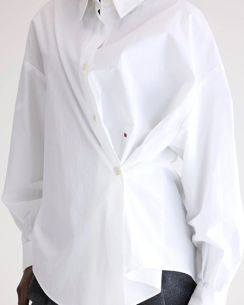 Biała, oversizowa koszula w cienkie prążki Gillian Bellerose z opadającymi ramionami i szerokimi rękawami zakończonymi wąskimi mankietami. Zapinana na guziki.