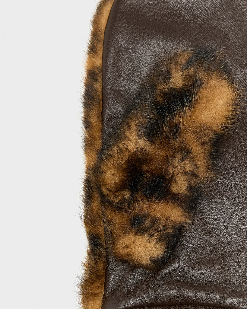 Puszyste rękawiczki Madina Bellerose z jednym palcem ze sztucznego futra w lamparci print z i naturalnej skóry. Wykończone dzianinowym ściągaczem.