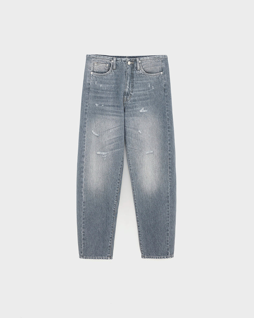 Luźne, szare jeansy z niskim stanem Pacy Bellerose z zaokrągloną nogawką i dwoma szwami po bokach. Wykonane z bawełnianego denimu z przetarciami. Spodnie mają pięć kieszeni. Zapinane na guzik i zamek błyskawiczny.