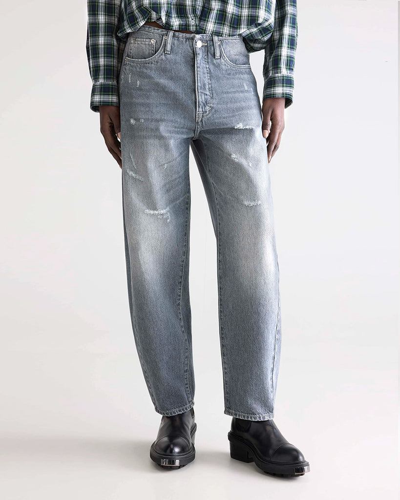 Luźne, szare jeansy z niskim stanem Pacy Bellerose z zaokrągloną nogawką i dwoma szwami po bokach. Wykonane z bawełnianego denimu z przetarciami. Spodnie mają pięć kieszeni. Zapinane na guzik i zamek błyskawiczny.