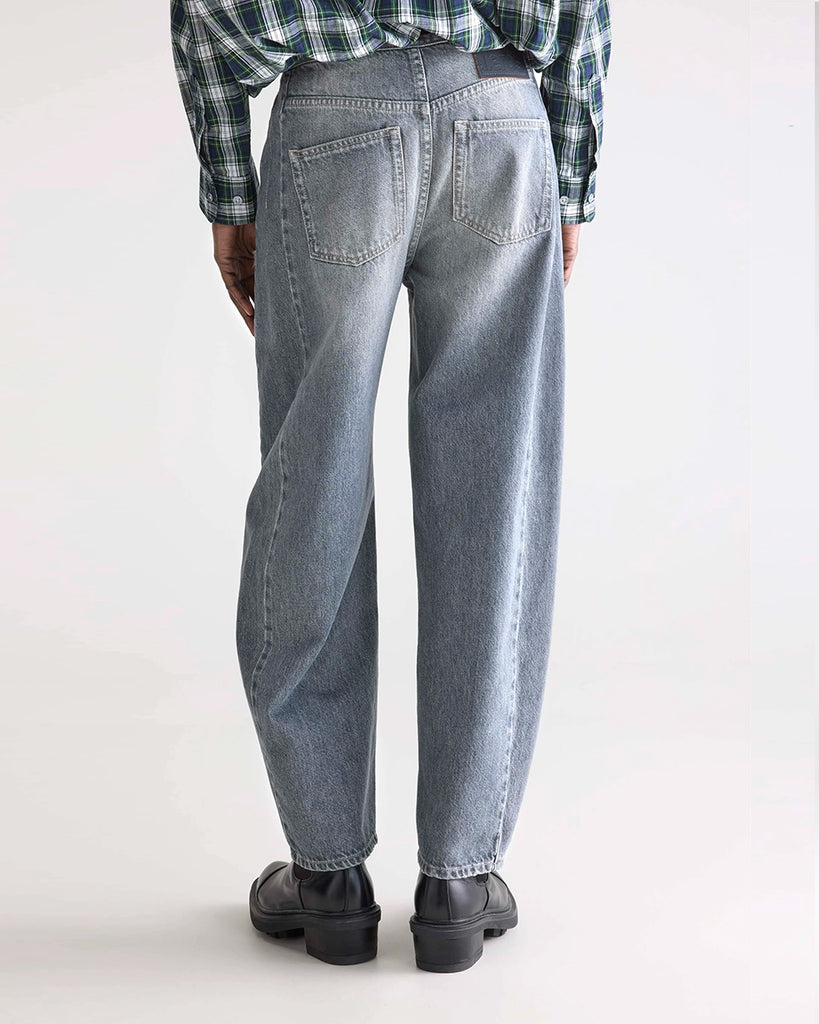 Luźne, szare jeansy z niskim stanem Pacy Bellerose z zaokrągloną nogawką i dwoma szwami po bokach. Wykonane z bawełnianego denimu z przetarciami. Spodnie mają pięć kieszeni. Zapinane na guzik i zamek błyskawiczny.