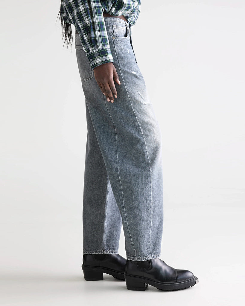 Luźne, szare jeansy z niskim stanem Pacy Bellerose z zaokrągloną nogawką i dwoma szwami po bokach. Wykonane z bawełnianego denimu z przetarciami. Spodnie mają pięć kieszeni. Zapinane na guzik i zamek błyskawiczny.