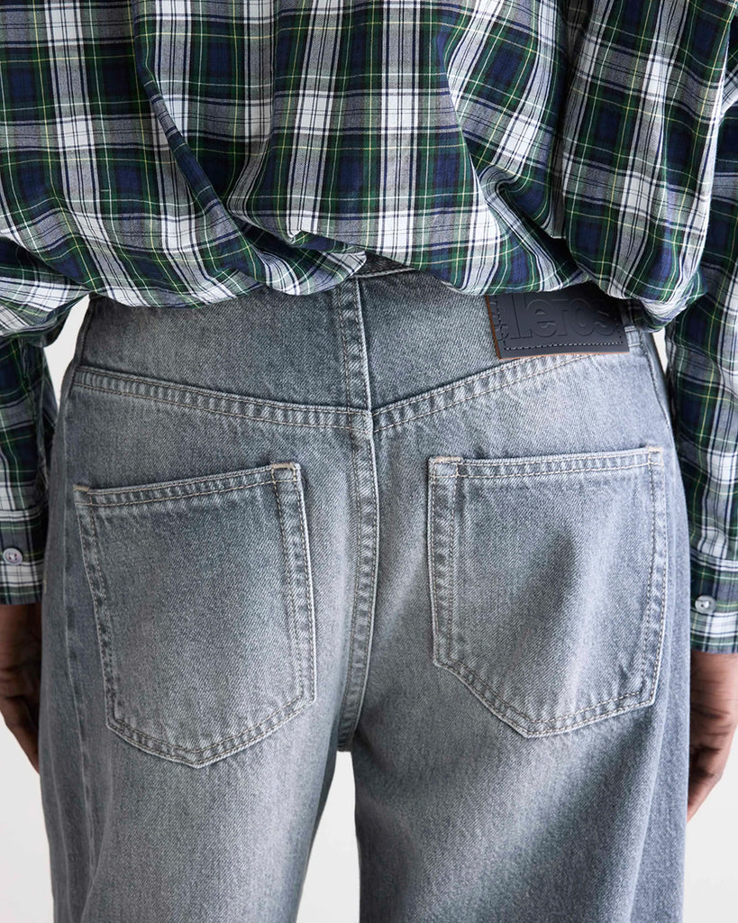 Luźne, szare jeansy z niskim stanem Pacy Bellerose z zaokrągloną nogawką i dwoma szwami po bokach. Wykonane z bawełnianego denimu z przetarciami. Spodnie mają pięć kieszeni. Zapinane na guzik i zamek błyskawiczny.