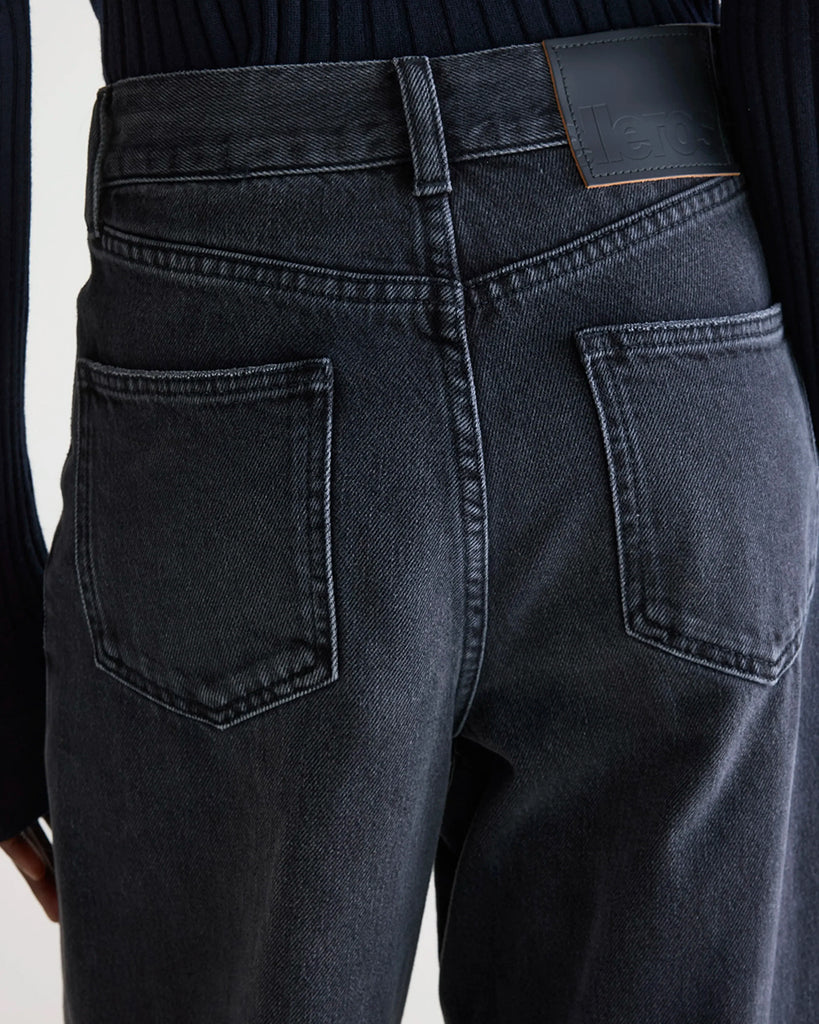 Czarne jeansy Parthe Bellerose z wysokim stanem i szeroką, długą, prostą nogawką. Posiadają dwie boczne i dwie tylne kieszenie. Wykonane z miękkiego, bawełnianego denimu z delikatnym efektem "sprania"