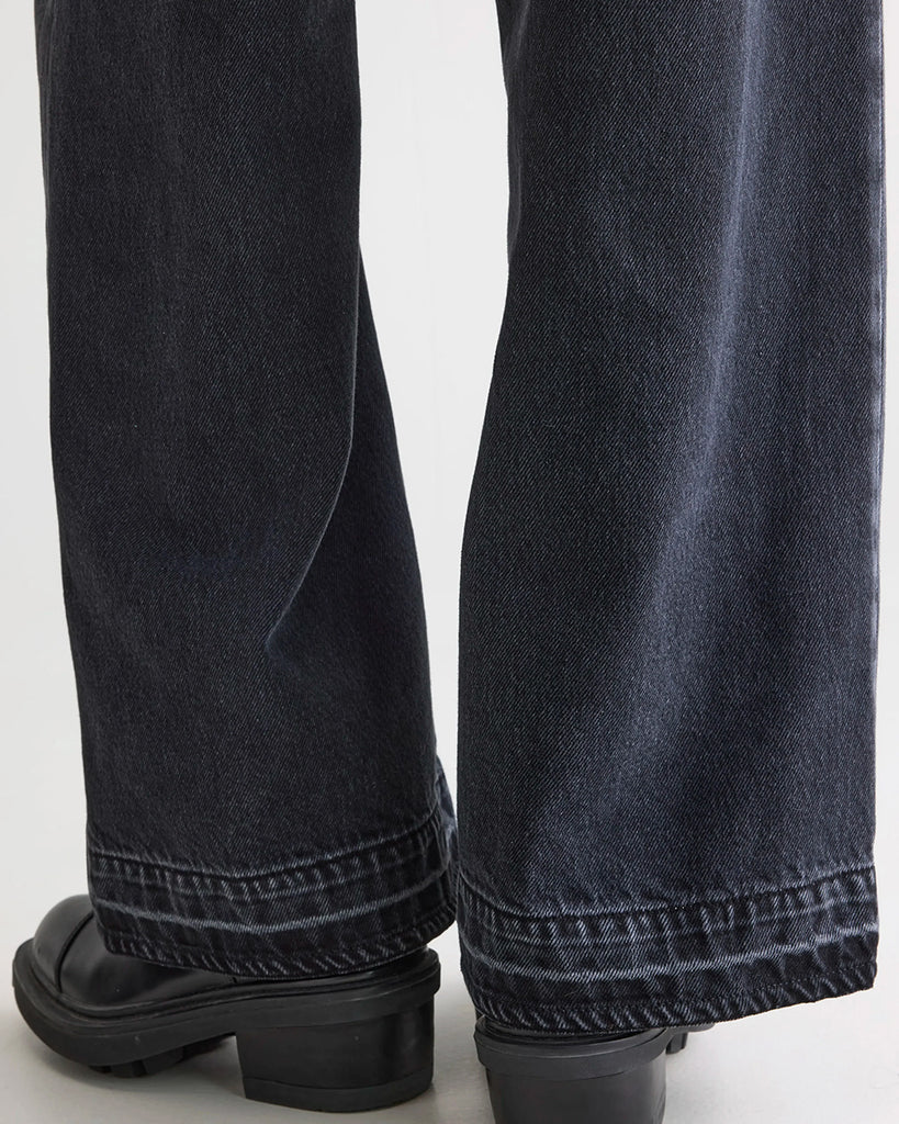 Czarne jeansy Parthe Bellerose z wysokim stanem i szeroką, długą, prostą nogawką. Posiadają dwie boczne i dwie tylne kieszenie. Wykonane z miękkiego, bawełnianego denimu z delikatnym efektem "sprania"