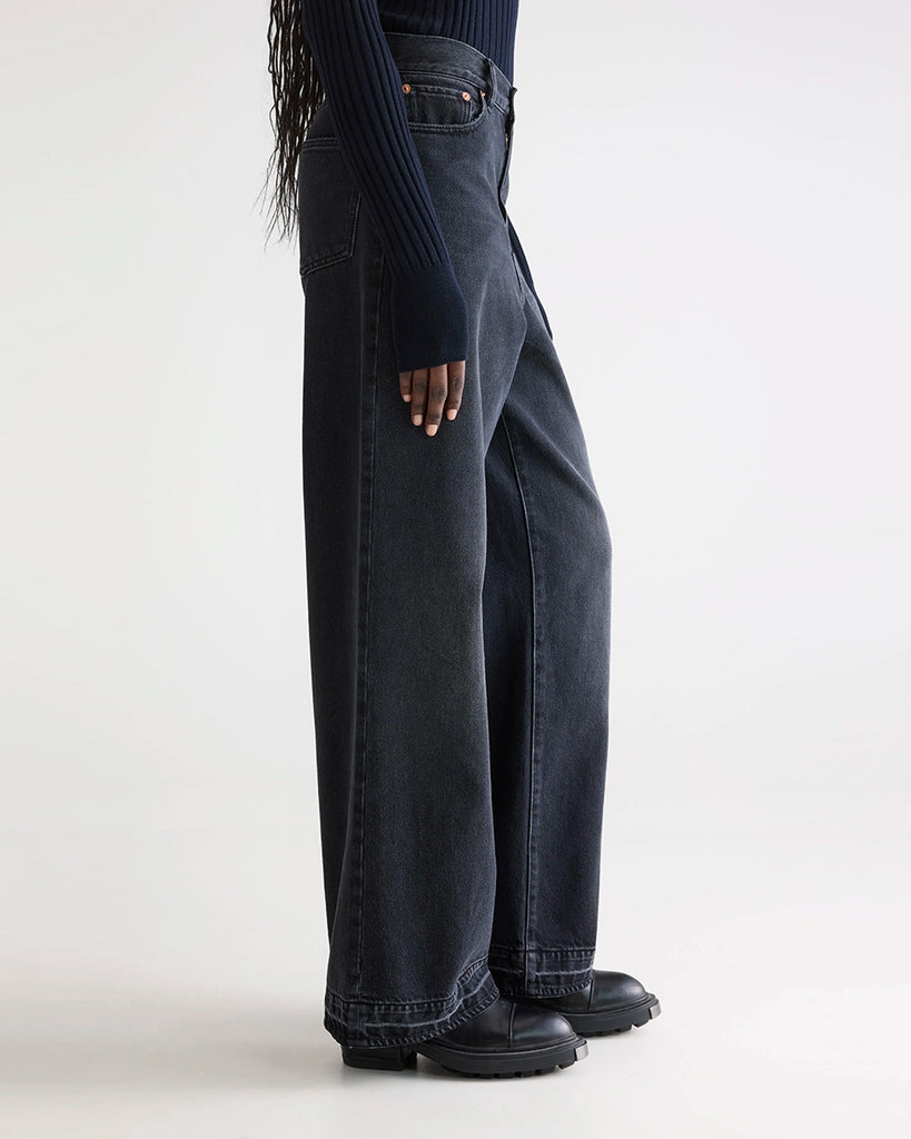 Czarne jeansy Parthe Bellerose z wysokim stanem i szeroką, długą, prostą nogawką. Posiadają dwie boczne i dwie tylne kieszenie. Wykonane z miękkiego, bawełnianego denimu z delikatnym efektem "sprania"