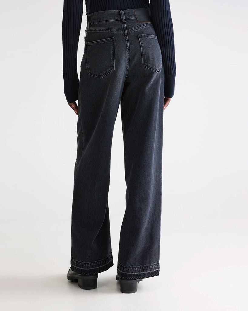 Czarne jeansy Parthe Bellerose z wysokim stanem i szeroką, długą, prostą nogawką. Posiadają dwie boczne i dwie tylne kieszenie. Wykonane z miękkiego, bawełnianego denimu z delikatnym efektem "sprania"