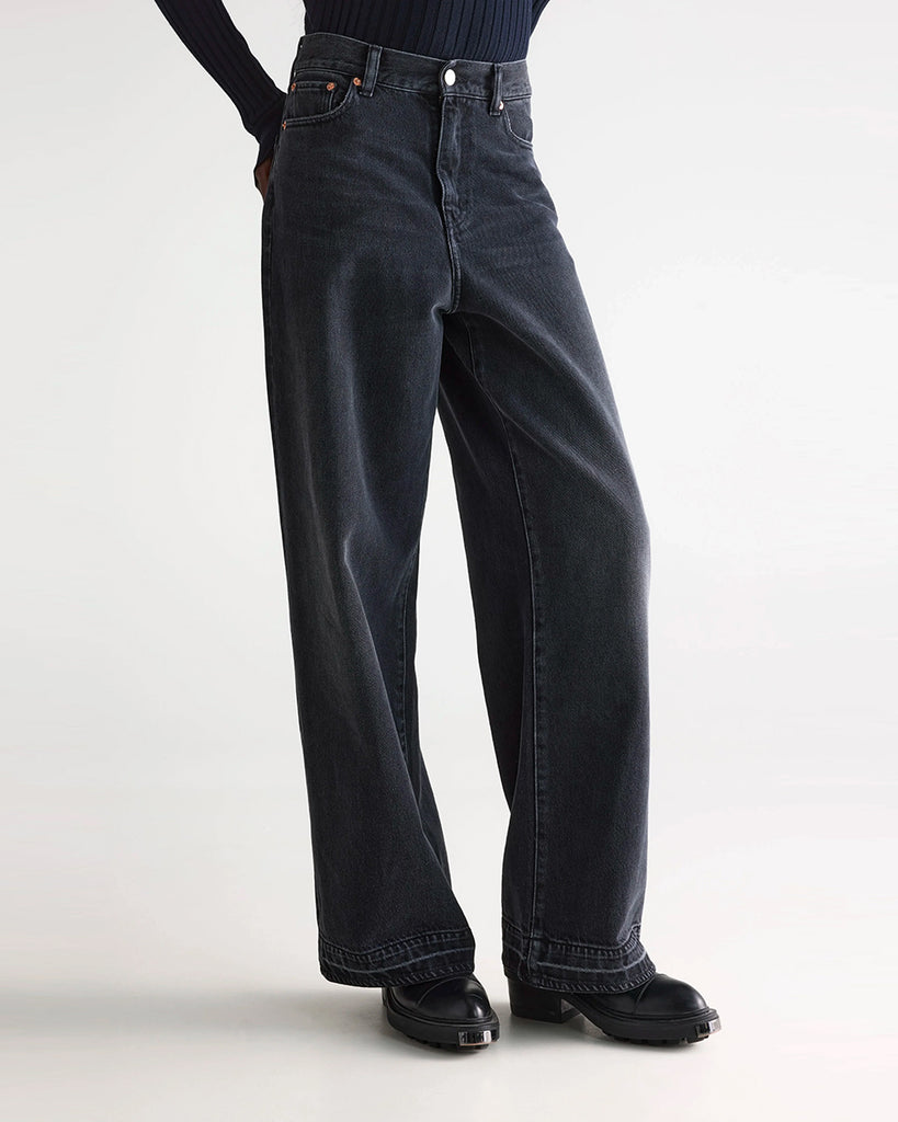 Czarne jeansy Parthe Bellerose z wysokim stanem i szeroką, długą, prostą nogawką. Posiadają dwie boczne i dwie tylne kieszenie. Wykonane z miękkiego, bawełnianego denimu z delikatnym efektem "sprania"