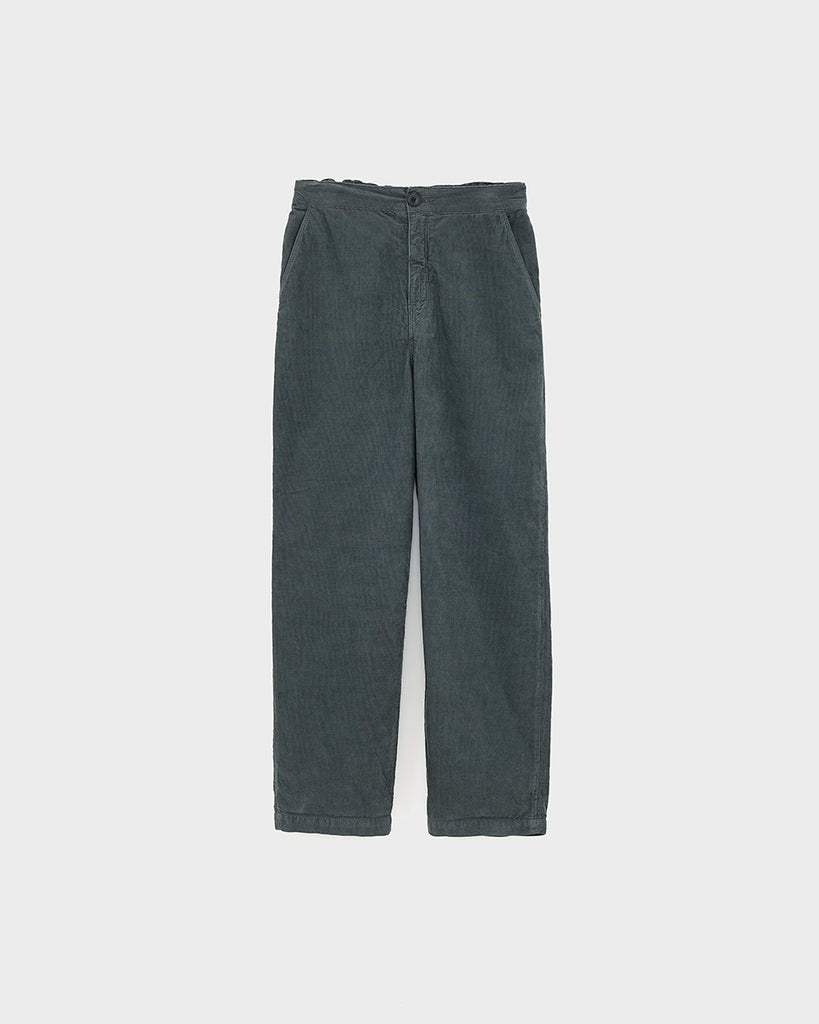 Kultowy model marki Bellerose - sztruksowe spodnie Pasop. Posiadają wysoki stan i prostą, szeroką nogawkę. Luźne w biodrach i udach. Z tyłu elastyczne w pasie, co gwarantuje wyjątkowy komfort ich noszenia.