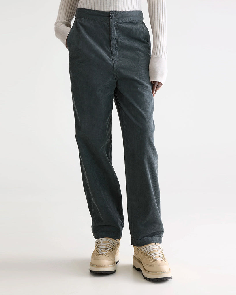 Kultowy model marki Bellerose - sztruksowe spodnie Pasop. Posiadają wysoki stan i prostą, szeroką nogawkę. Luźne w biodrach i udach. Z tyłu elastyczne w pasie, co gwarantuje wyjątkowy komfort ich noszenia.