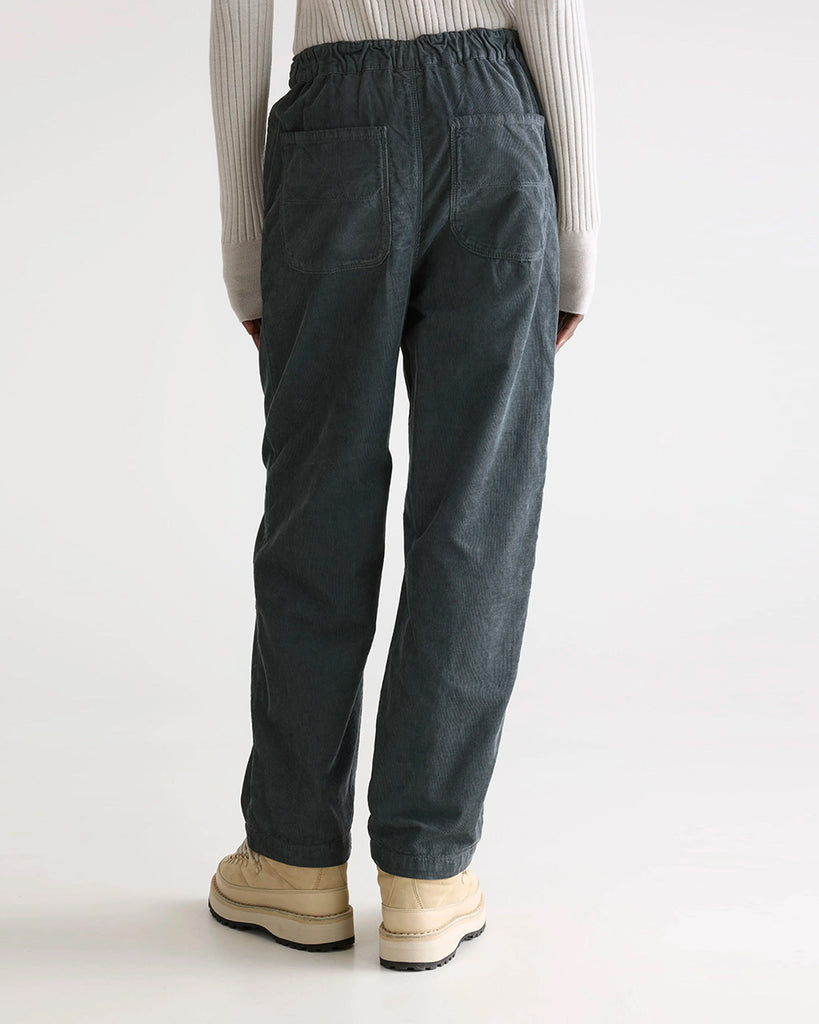 Kultowy model marki Bellerose - sztruksowe spodnie Pasop. Posiadają wysoki stan i prostą, szeroką nogawkę. Luźne w biodrach i udach. Z tyłu elastyczne w pasie, co gwarantuje wyjątkowy komfort ich noszenia.