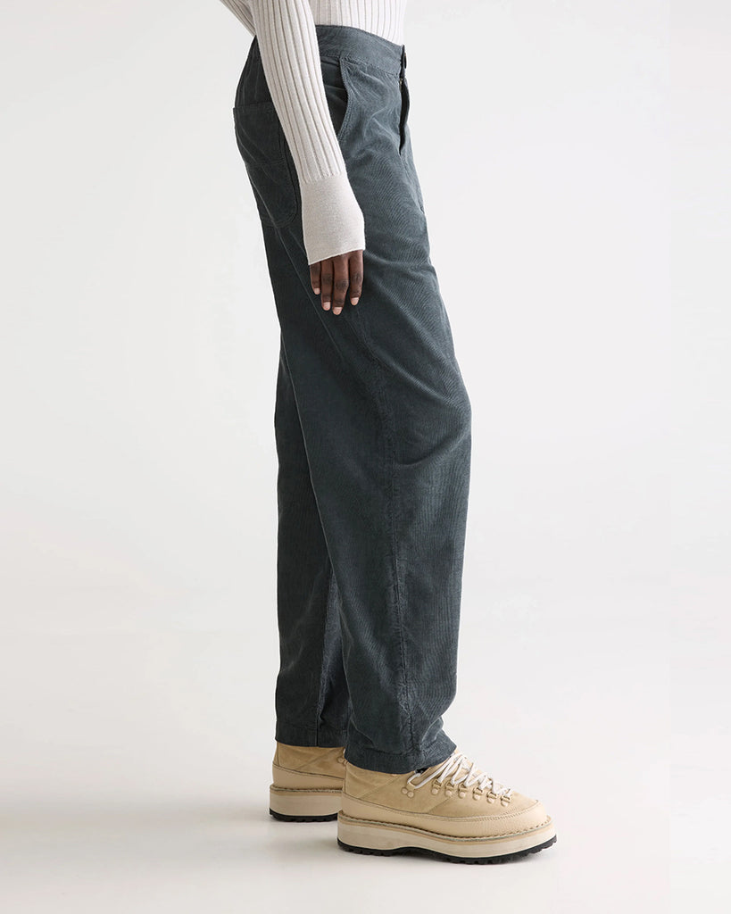 Kultowy model marki Bellerose - sztruksowe spodnie Pasop. Posiadają wysoki stan i prostą, szeroką nogawkę. Luźne w biodrach i udach. Z tyłu elastyczne w pasie, co gwarantuje wyjątkowy komfort ich noszenia.