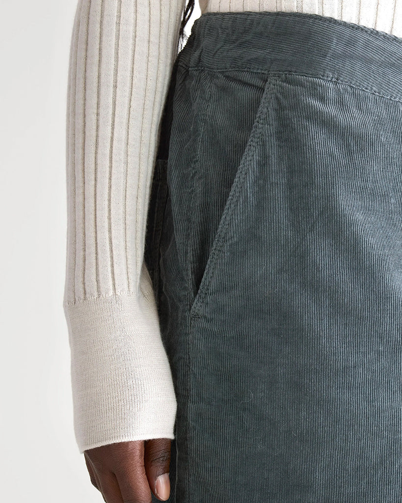 Kultowy model marki Bellerose - sztruksowe spodnie Pasop. Posiadają wysoki stan i prostą, szeroką nogawkę. Luźne w biodrach i udach. Z tyłu elastyczne w pasie, co gwarantuje wyjątkowy komfort ich noszenia.