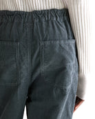 Kultowy model marki Bellerose - sztruksowe spodnie Pasop. Posiadają wysoki stan i prostą, szeroką nogawkę. Luźne w biodrach i udach. Z tyłu elastyczne w pasie, co gwarantuje wyjątkowy komfort ich noszenia.