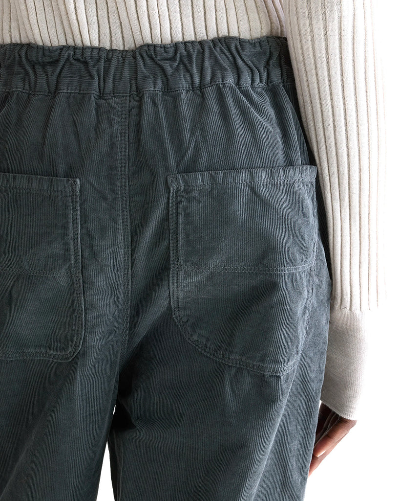 Kultowy model marki Bellerose - sztruksowe spodnie Pasop. Posiadają wysoki stan i prostą, szeroką nogawkę. Luźne w biodrach i udach. Z tyłu elastyczne w pasie, co gwarantuje wyjątkowy komfort ich noszenia.