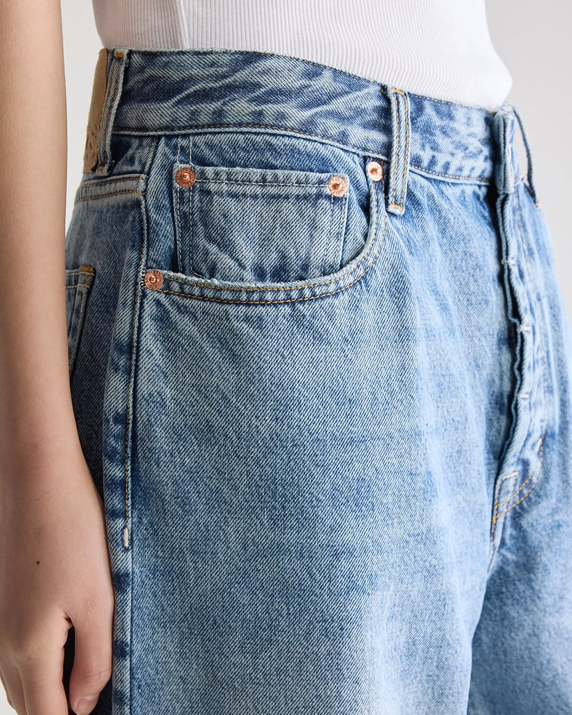 Luźne, niebieskie jeansy Paty Bellerose z obniżonym stanem i prostą, szeroką nogawką. Wykonane z grubego jeansu z wytarciami w stylu vintage