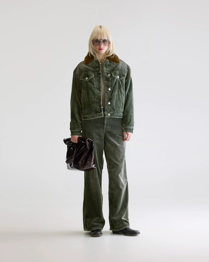 Oversizowa, gruba katana ze sztruksu Payne Bellerose z kołnierzykiem obszytym sztucznym futrem. Kurtka ma prosty krój. Zapinana na guziki. Posiada dwie kieszonki z klapkami i dwie, boczne kieszenie.