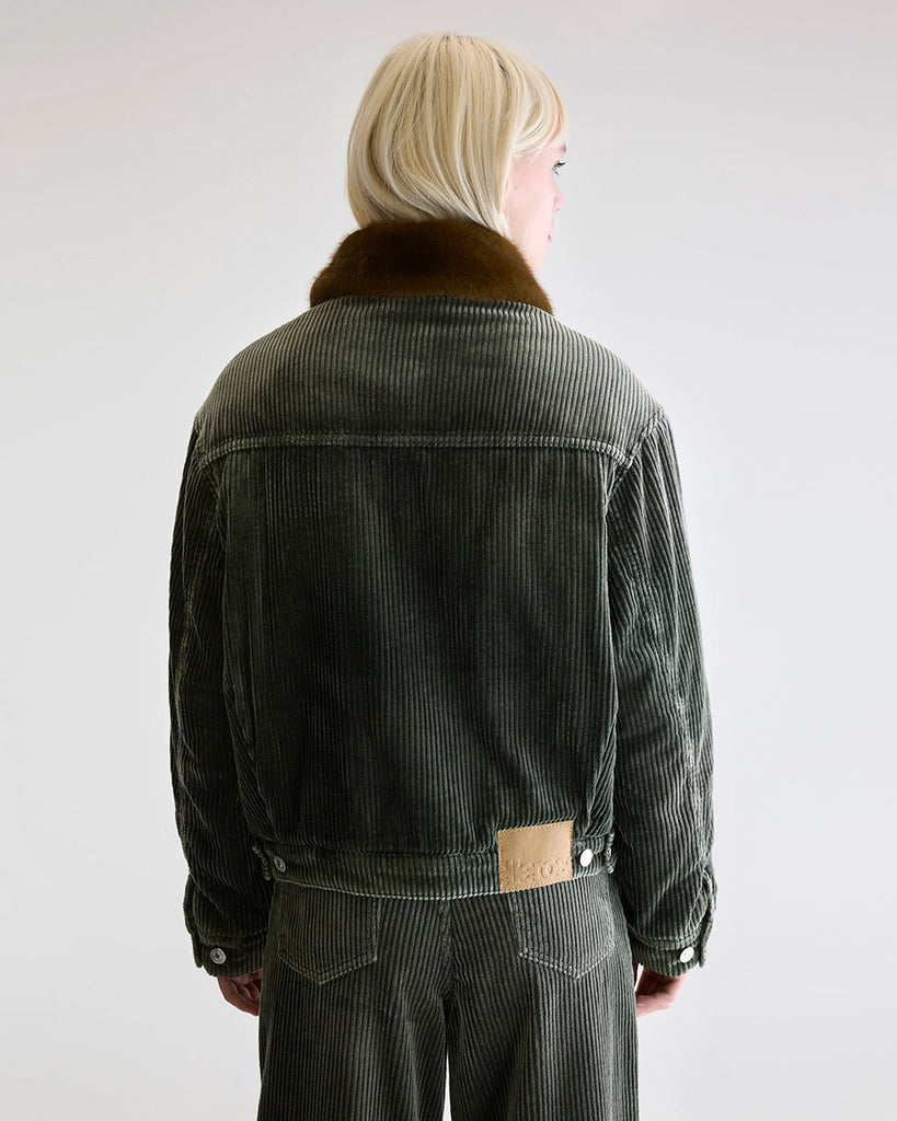 Oversizowa, gruba katana ze sztruksu Payne Bellerose z kołnierzykiem obszytym sztucznym futrem. Kurtka ma prosty krój. Zapinana na guziki. Posiada dwie kieszonki z klapkami i dwie, boczne kieszenie.