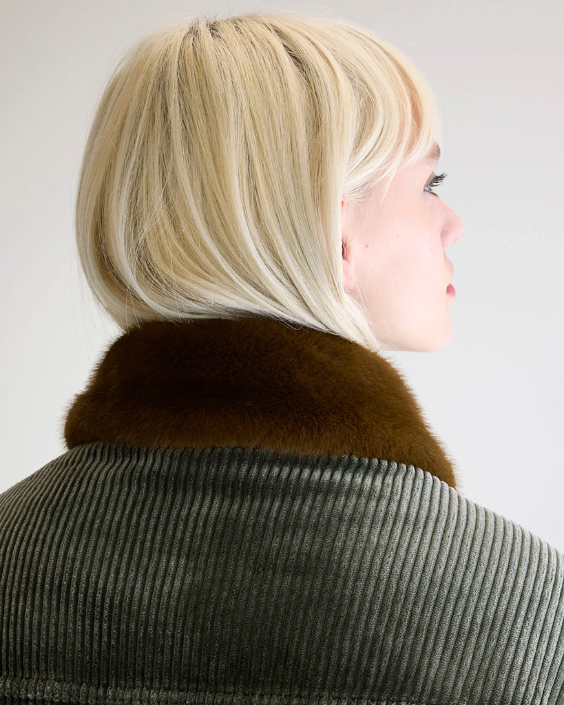 Oversizowa, gruba katana ze sztruksu Payne Bellerose z kołnierzykiem obszytym sztucznym futrem. Kurtka ma prosty krój. Zapinana na guziki. Posiada dwie kieszonki z klapkami i dwie, boczne kieszenie.