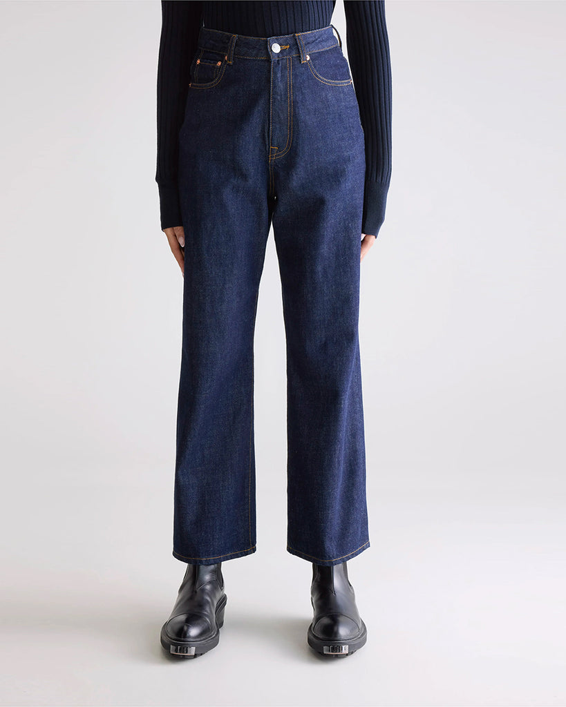 Luźne, granatowe jeansy 61/Poker Bellerose z wysokim stanem i prostą, szeroką, skróconą nogawką. Dopasowane w biodrach. Zapinane na guzik i zamek błyskawiczny. Jeansy mają pięć kieszeni.