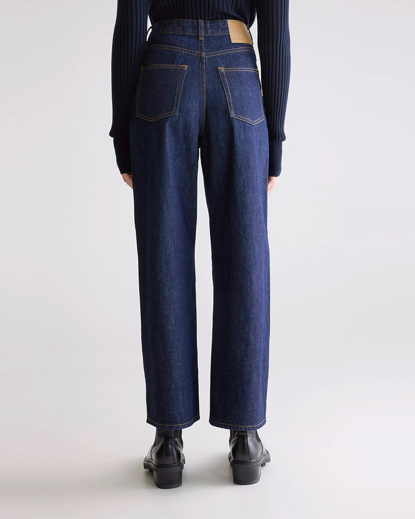 Luźne, granatowe jeansy 61/Poker Bellerose z wysokim stanem i prostą, szeroką, skróconą nogawką. Dopasowane w biodrach. Zapinane na guzik i zamek błyskawiczny. Jeansy mają pięć kieszeni.