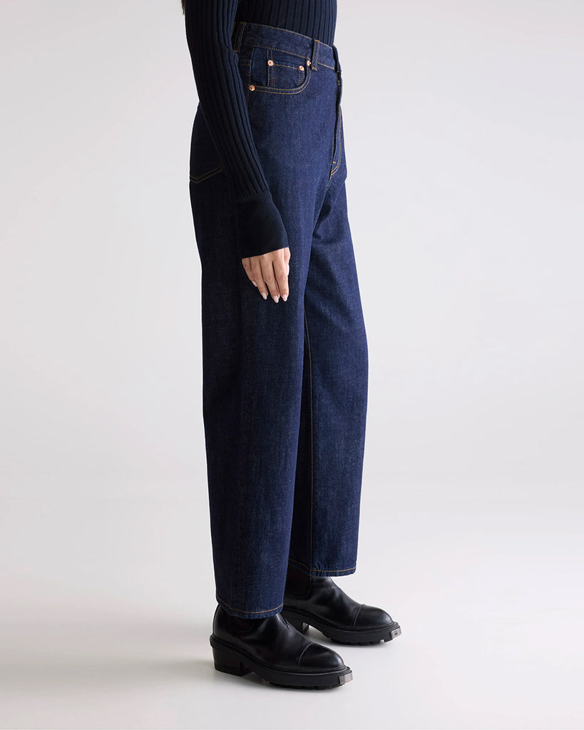 Luźne, granatowe jeansy 61/Poker Bellerose z wysokim stanem i prostą, szeroką, skróconą nogawką. Dopasowane w biodrach. Zapinane na guzik i zamek błyskawiczny. Jeansy mają pięć kieszeni.