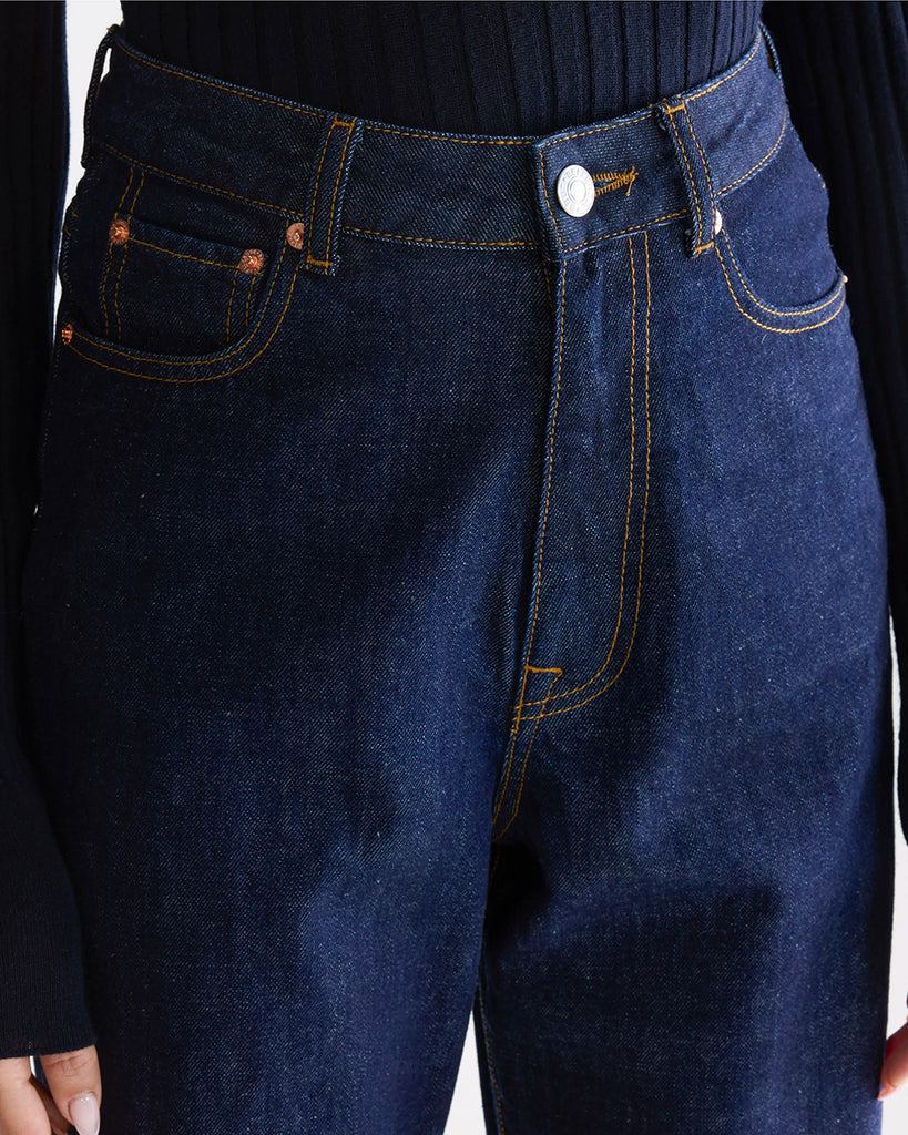 Luźne, granatowe jeansy 61/Poker Bellerose z wysokim stanem i prostą, szeroką, skróconą nogawką. Dopasowane w biodrach. Zapinane na guzik i zamek błyskawiczny. Jeansy mają pięć kieszeni.