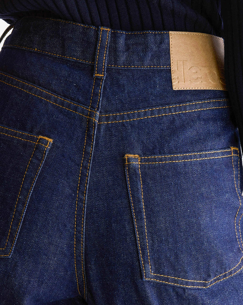 Luźne, granatowe jeansy 61/Poker Bellerose z wysokim stanem i prostą, szeroką, skróconą nogawką. Dopasowane w biodrach. Zapinane na guzik i zamek błyskawiczny. Jeansy mają pięć kieszeni.