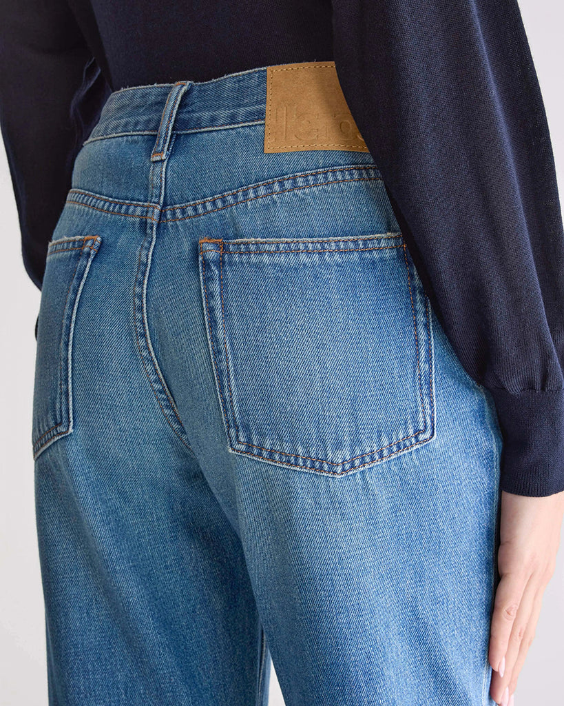 Luźne, niebieskie jeasny 34/Popeye Bellerose z przetarciami ze średnim stanem i prostą, lekko skróconą nogawką. Wykonane ze sztywnego denimu.