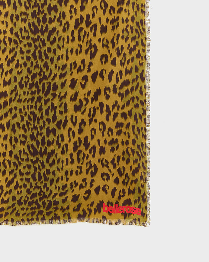 Jedwabna chusta Syvon Bellerose we wzór w panterkę. Wykończony delikatnymi, krótkimi frędzlami. Posiada duże, kontrastowe logo marki.