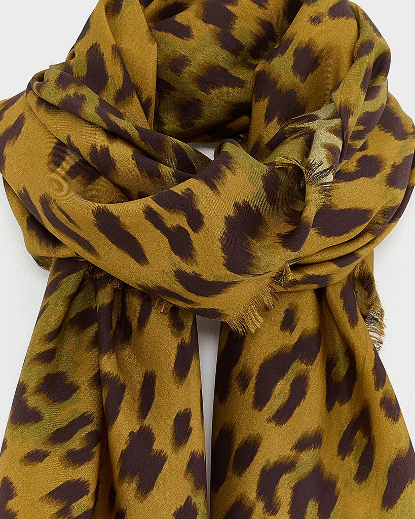 Jedwabna chusta Syvon Bellerose we wzór w panterkę. Wykończony delikatnymi, krótkimi frędzlami. Posiada duże, kontrastowe logo marki.