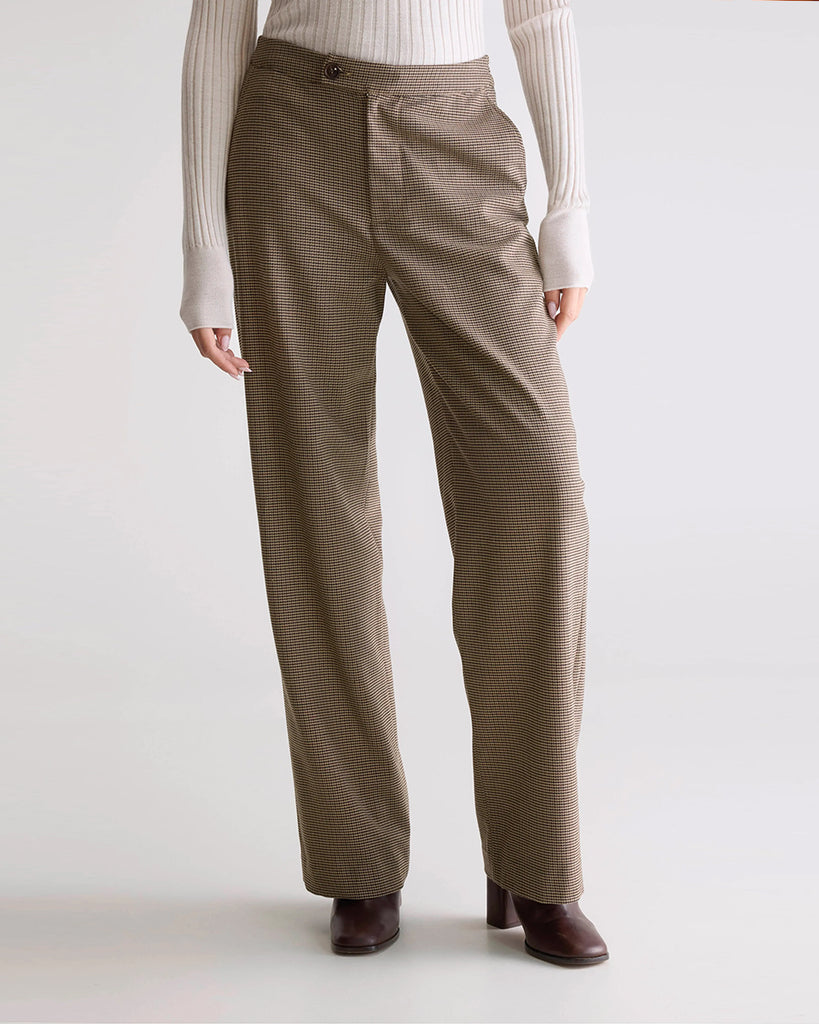 Luźne, materiałowe spodnie w drobną kratkę Tilla Bellerose ze średnim stanem z prostą, długą nogawką. Z tyłu elastyczne w pasie. Z przodu zapinane na guzik umieszczony z boku i zamek błyskawiczny. Spodnie mają dwie, boczne kieszenie i dwie tylne.