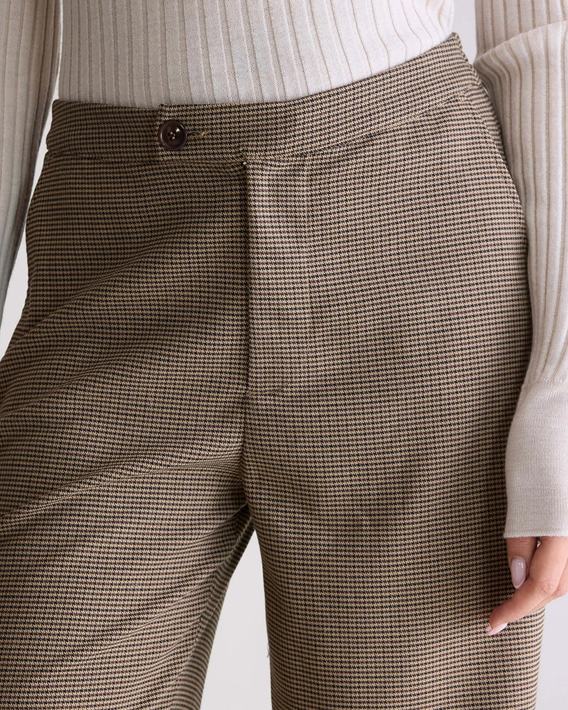 Luźne, materiałowe spodnie w drobną kratkę Tilla Bellerose ze średnim stanem z prostą, długą nogawką. Z tyłu elastyczne w pasie. Z przodu zapinane na guzik umieszczony z boku i zamek błyskawiczny. Spodnie mają dwie, boczne kieszenie i dwie tylne.