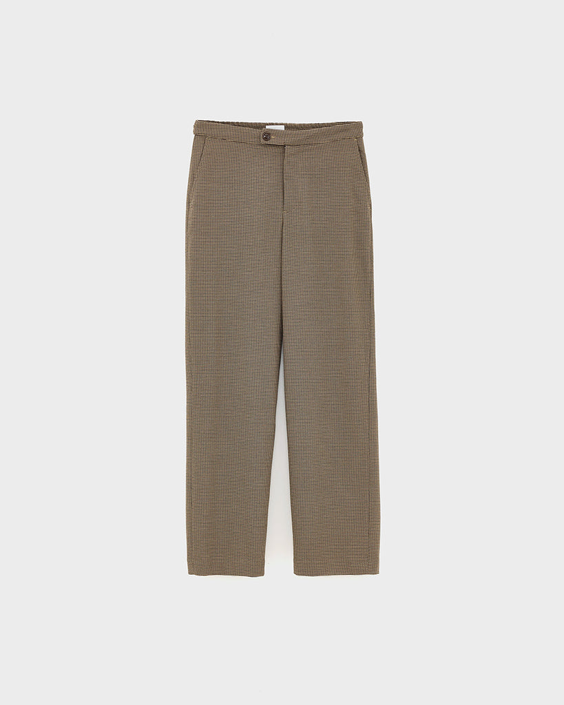 Luźne, materiałowe spodnie w drobną kratkę Tilla Bellerose ze średnim stanem z prostą, długą nogawką. Z tyłu elastyczne w pasie. Z przodu zapinane na guzik umieszczony z boku i zamek błyskawiczny. Spodnie mają dwie, boczne kieszenie i dwie tylne.