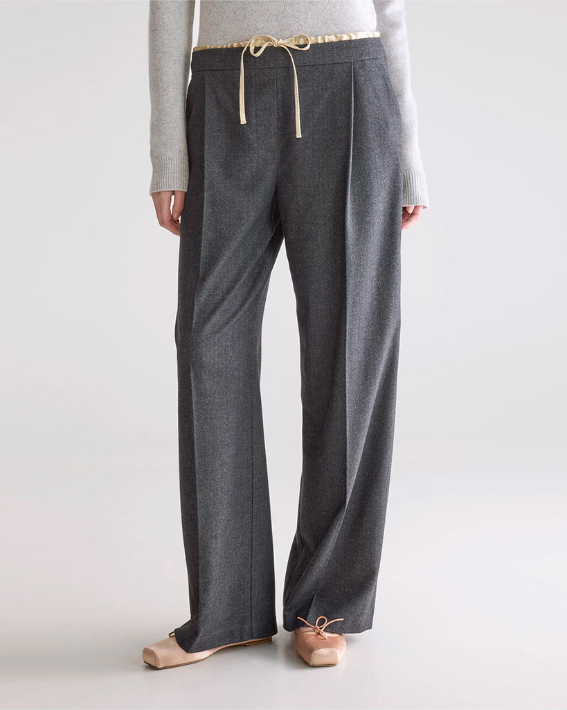 Luźne, materiałowe spodnie Turin Bellerose ze średnim stanem i elastycznym, wiązanym, warstwowym pasem. Spodnie mają szeroką, prostą nogawkę z kantem. Wykonane z miękkiej tkaniny z wiskozą