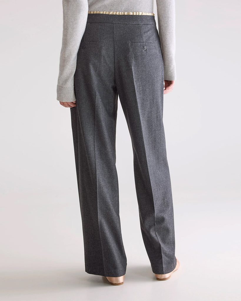 Luźne, materiałowe spodnie Turin Bellerose ze średnim stanem i elastycznym, wiązanym, warstwowym pasem. Spodnie mają szeroką, prostą nogawkę z kantem. Wykonane z miękkiej tkaniny z wiskozą