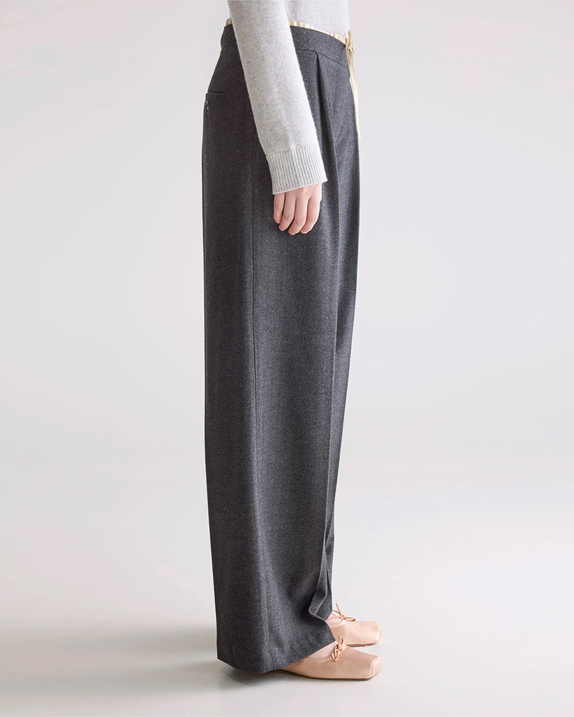 Luźne, materiałowe spodnie Turin Bellerose ze średnim stanem i elastycznym, wiązanym, warstwowym pasem. Spodnie mają szeroką, prostą nogawkę z kantem. Wykonane z miękkiej tkaniny z wiskozą