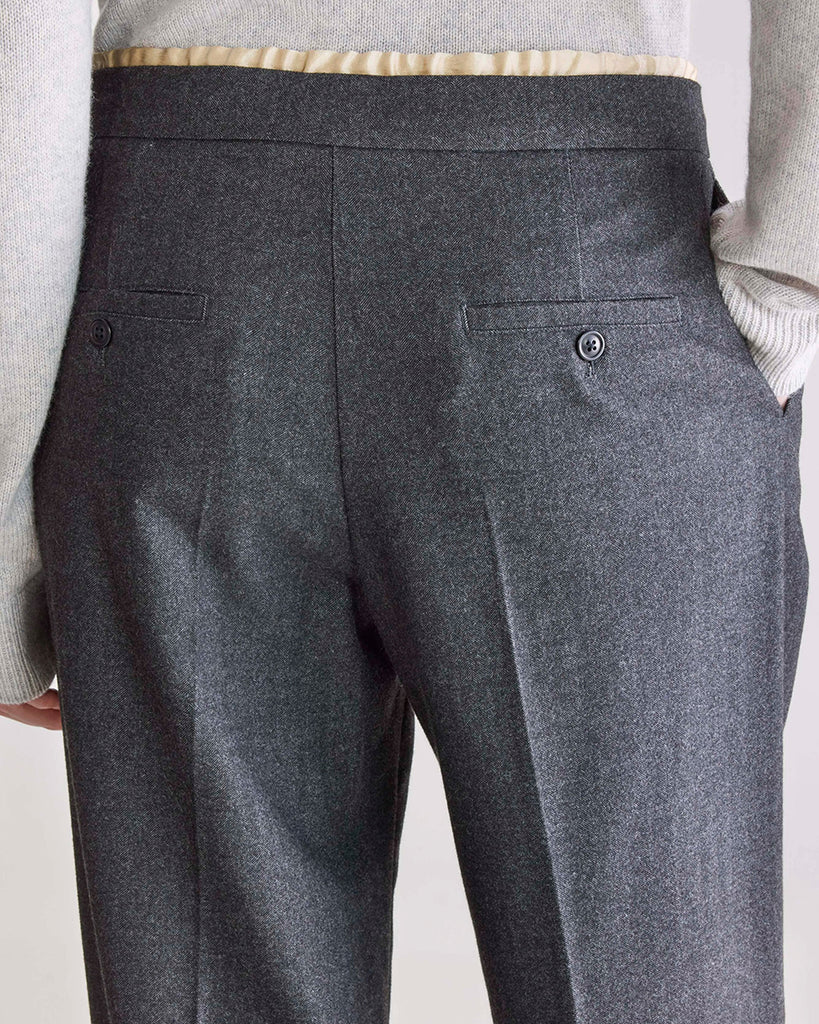 Luźne, materiałowe spodnie Turin Bellerose ze średnim stanem i elastycznym, wiązanym, warstwowym pasem. Spodnie mają szeroką, prostą nogawkę z kantem. Wykonane z miękkiej tkaniny z wiskozą