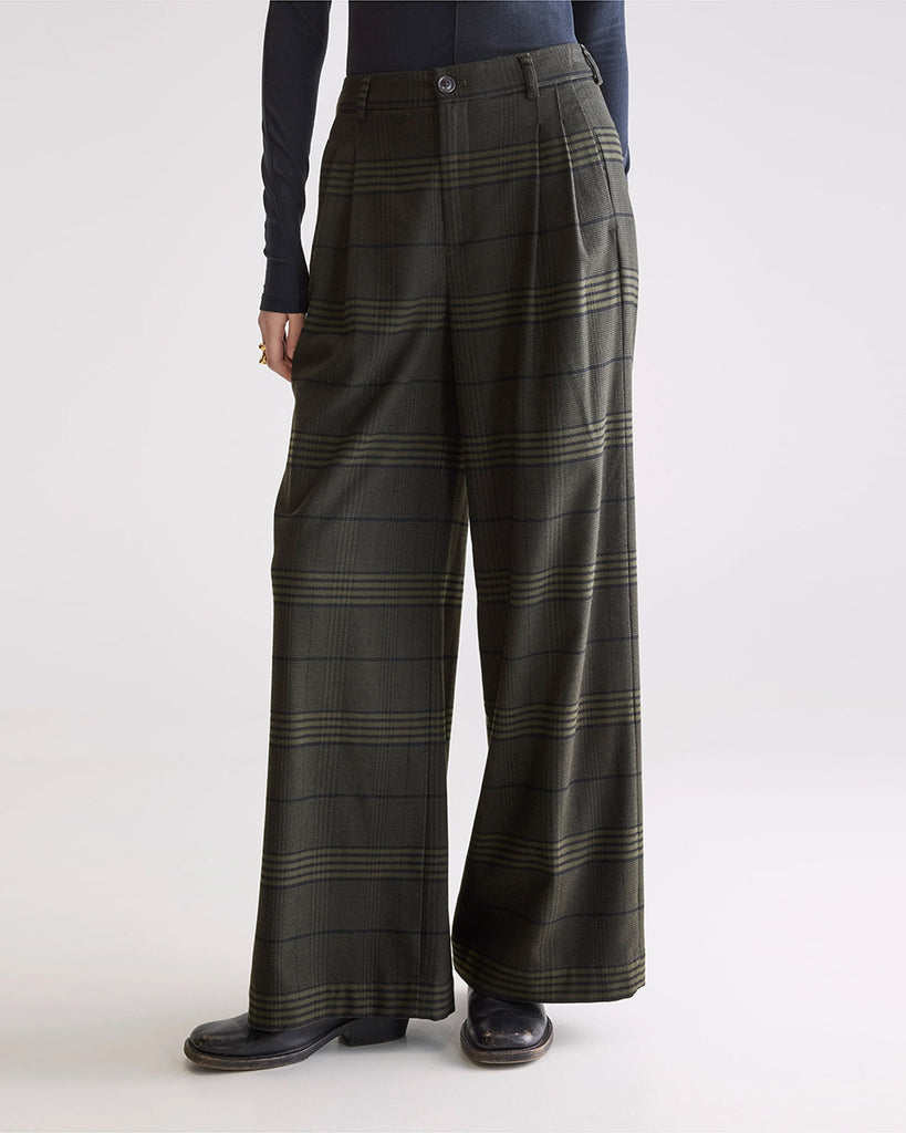 Luźne, materiałowe spodnie Volkert Bellerose z wysokim stanem i zakładkami. Spodnie mają szeroką, prostą nogawkę. Wykonane z miękkiej tkaniny z wiskozą w drobny wzór w jodełkę. Spodnie mają dwie boczne i dwie tylne kieszenie.